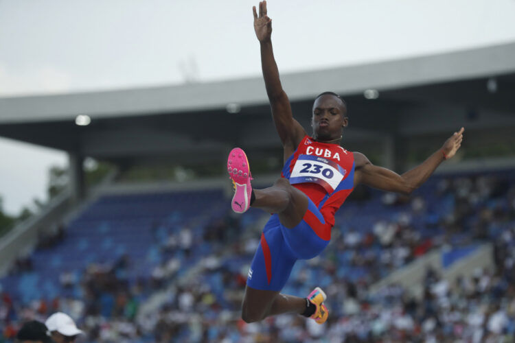 Jorge Hodelín mantiene el reinado cubano en los Juegos Centroamericanos y del Caribe Santo Domingo 2026. Foto: Rodrigo Sura / EFE.