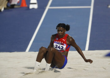 Leyanis Pérez saldó una deuda personal en Santo Domingo 2026 y dio a Cuba el título centrocaribeño en el triple salto femenino. Foto: Rodrigo Sura / EFE.