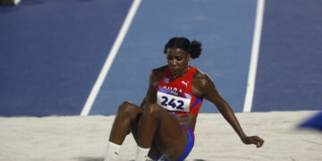 Leyanis Pérez saldó una deuda personal en Santo Domingo 2026 y dio a Cuba el título centrocaribeño en el triple salto femenino. Foto: Rodrigo Sura / EFE.