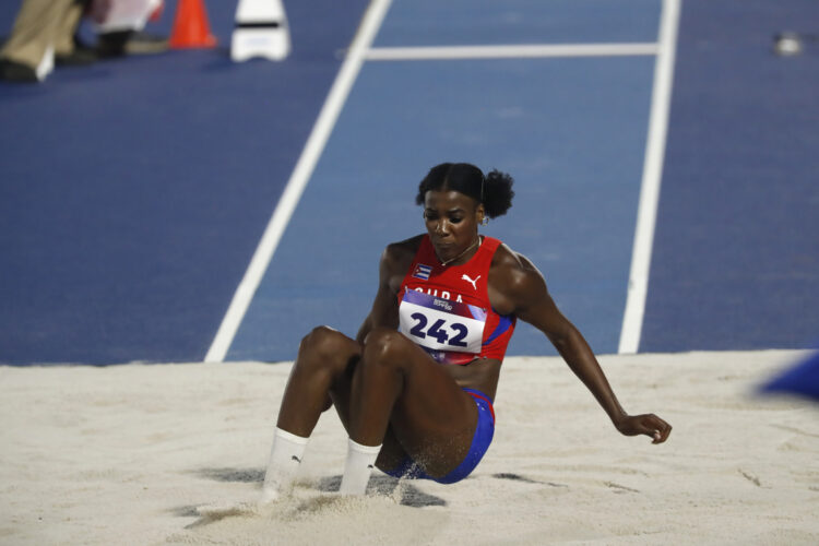Leyanis Pérez saldó una deuda personal en Santo Domingo 2026 y dio a Cuba el título centrocaribeño en el triple salto femenino. Foto: Rodrigo Sura / EFE.