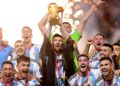 Messi levanta la copa junto a la selección argentina, en el Mundial de Qatar. Foto: FRIEDEMANN VOGEL/EFE/EPA.