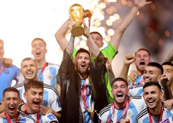 Messi levanta la copa junto a la selección argentina, en el Mundial de Qatar. Foto: FRIEDEMANN VOGEL/EFE/EPA.