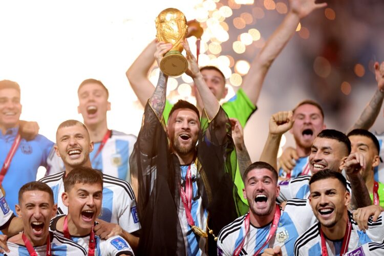 Messi levanta la copa junto a la selección argentina, en el Mundial de Qatar. Foto: FRIEDEMANN VOGEL/EFE/EPA.