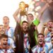 Messi levanta la copa junto a la selección argentina, en el Mundial de Qatar. Foto: FRIEDEMANN VOGEL/EFE/EPA.