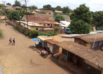 Fotografía cedida por el hondureño Brayan Sánchez, tomada con su teléfono móvil, que muestra la zona donde vive en Bangui, República Centroafricana, junto a otros migrantes latinos, después de ser deportados desde Estados Unidos. Foto: Brayan Sánchez / EFE.