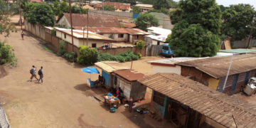 Fotografía cedida por el hondureño Brayan Sánchez, tomada con su teléfono móvil, que muestra la zona donde vive en Bangui, República Centroafricana, junto a otros migrantes latinos, después de ser deportados desde Estados Unidos. Foto: Brayan Sánchez / EFE.