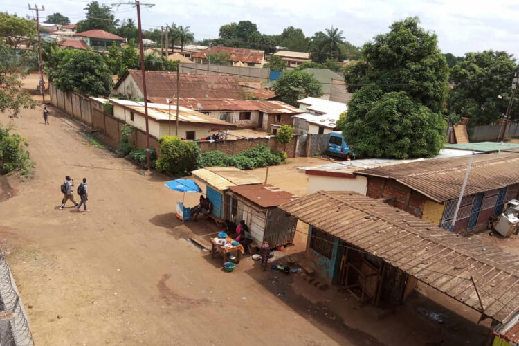 Fotografía cedida por el hondureño Brayan Sánchez, tomada con su teléfono móvil, que muestra la zona donde vive en Bangui, República Centroafricana, junto a otros migrantes latinos, después de ser deportados desde Estados Unidos. Foto: Brayan Sánchez / EFE.