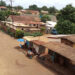 Fotografía cedida por el hondureño Brayan Sánchez, tomada con su teléfono móvil, que muestra la zona donde vive en Bangui, República Centroafricana, junto a otros migrantes latinos, después de ser deportados desde Estados Unidos. Foto: Brayan Sánchez / EFE.
