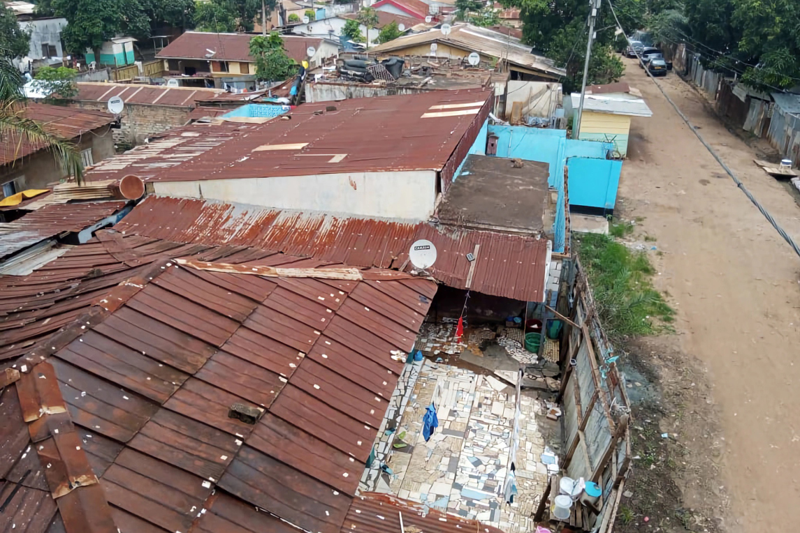 Fotografía cedida por el hondureño Brayan Sánchez, tomada con su teléfono móvil, que muestra la zona donde vive en Bangui, República Centroafricana, junto a otros migrantes latinos, después de ser deportados desde Estados Unidos. Foto: Brayan Sánchez / EFE.