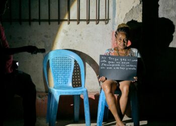 Fotografía de la serie "Palabras para este momento", de Moník Molinet, un proyecto en colaboración con Belly of the Beast. Cortesía de Moník Molinet.