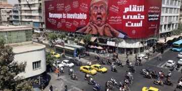 Imagen de Trump proyectada en una pantalla en Teherán. Foto: ABEDIN TAHERKENAREH/EFE/EPA