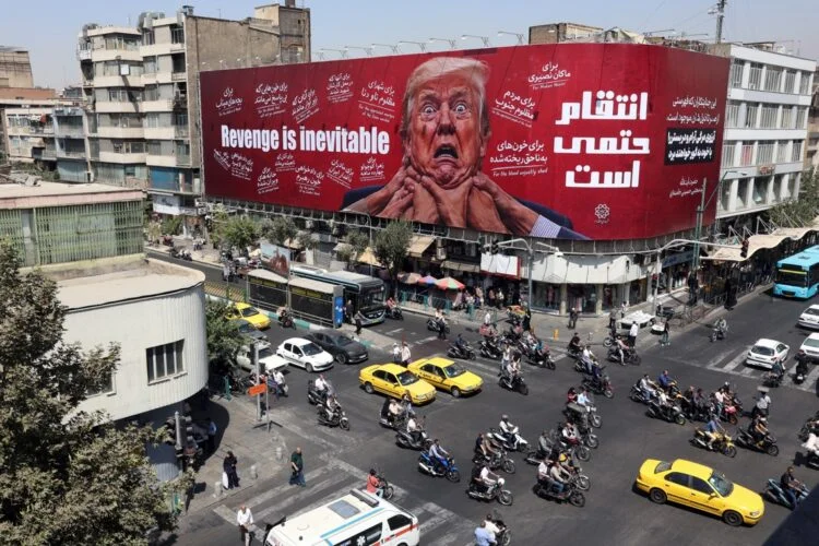 Imagen de Trump proyectada en una pantalla en Teherán. Foto: ABEDIN TAHERKENAREH/EFE/EPA