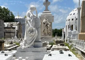 En la ciudad de los muertos el mármol es arte y memoria. Foto: IGF.