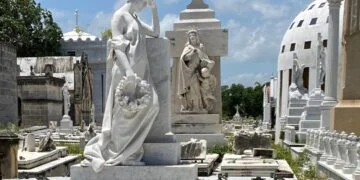 En la ciudad de los muertos el mármol es arte y memoria. Foto: IGF.