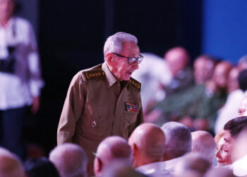 El expresidente de Cuba Raúl Castro asiste a la conmemoración por el centenario de Fidel Castro (1926-2016) en el teatro Karl Marx en La Habana, el 13 de agosto de 2026. Foto: Ernesto Mastrascusa / EFE.