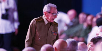 El expresidente de Cuba Raúl Castro asiste a la conmemoración por el centenario de Fidel Castro (1926-2016) en el teatro Karl Marx en La Habana, el 13 de agosto de 2026. Foto: Ernesto Mastrascusa / EFE.