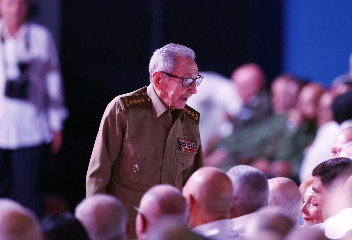 El expresidente de Cuba Raúl Castro asiste a la conmemoración por el centenario de Fidel Castro (1926-2016) en el teatro Karl Marx en La Habana, el 13 de agosto de 2026. Foto: Ernesto Mastrascusa / EFE.