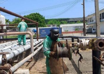 Trabajadores en la refinería Hermanos Díaz, de Santiago de Cuba. Foto: Luis Alberto Portuondo / Granma.