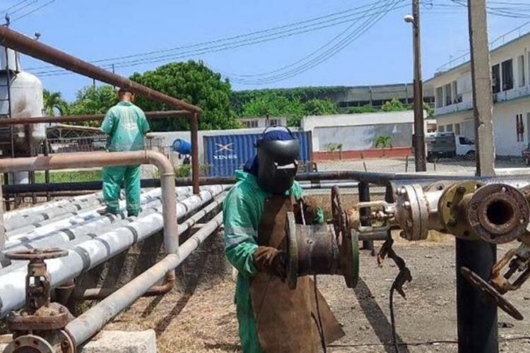 Trabajadores en la refinería Hermanos Díaz, de Santiago de Cuba. Foto: Luis Alberto Portuondo / Granma.