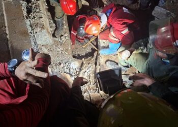 Rescatistas trabajan en la búsqueda de los atrapados por un derrumbe en una escuela en el campo de Remedios, en Villa Clara. Foto: Tomada del perfil en Facebook de la Agencia Cubana de Noticias (ACN).