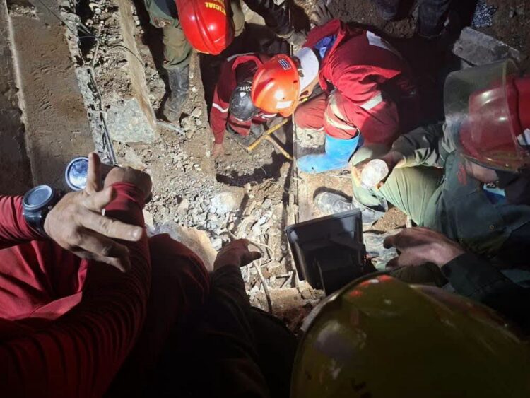 Rescatistas trabajan en la búsqueda de los atrapados por un derrumbe en una escuela en el campo de Remedios, en Villa Clara. Foto: Tomada del perfil en Facebook de la Agencia Cubana de Noticias (ACN).