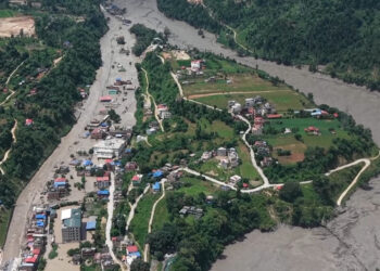 Captura de videos de la cadena china de televisión CCTV que muestra vistas aéreas tras el impacto de la riada en la región de Rasuwa, Nepal. Foto: CCTV / EFE.