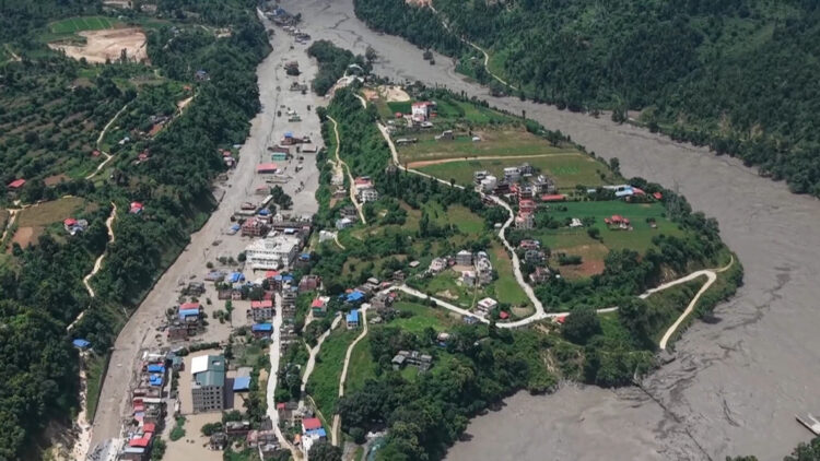 Captura de videos de la cadena china de televisión CCTV que muestra vistas aéreas tras el impacto de la riada en la región de Rasuwa, Nepal. Foto: CCTV / EFE.