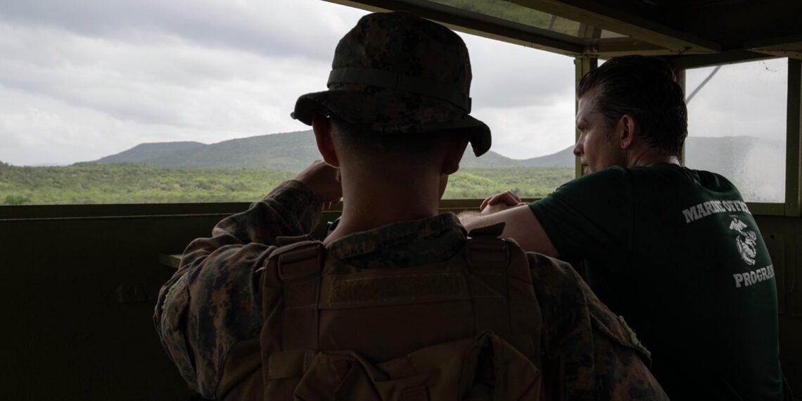 Un soldado estadounidense observa desde una posta en la Base Naval de Guantánamo, junto al secretario de Guerra, Pete Hegseth. Foto:@SecWar