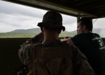 Un soldado estadounidense observa desde una posta en la Base Naval de Guantánamo, junto al secretario de Guerra, Pete Hegseth. Foto:@SecWar