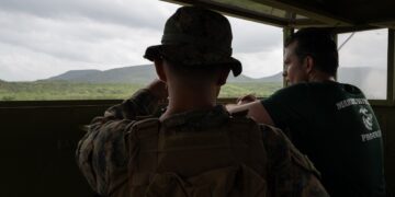 Un soldado estadounidense observa desde una posta en la Base Naval de Guantánamo, junto al secretario de Guerra, Pete Hegseth. Foto:@SecWar