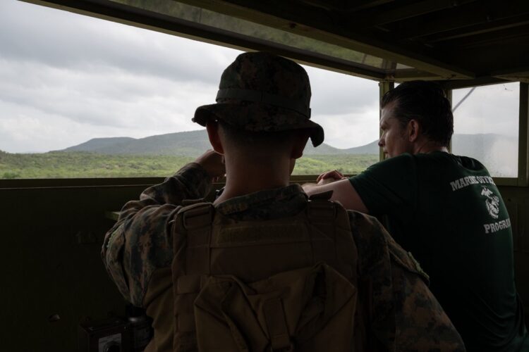 Un soldado estadounidense observa desde una posta en la Base Naval de Guantánamo, junto al secretario de Guerra, Pete Hegseth. Foto:@SecWar