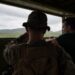 Un soldado estadounidense observa desde una posta en la Base Naval de Guantánamo, junto al secretario de Guerra, Pete Hegseth. Foto:@SecWar