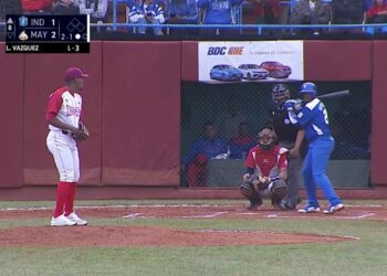 Cartel publicitario durante un partido de la 64 Serie Nacional de Béisbol. Foto: Captura de video de la transmisión del partido compartida en las redes sociales / Archivo.