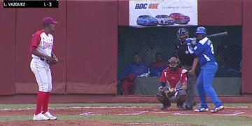 Cartel publicitario durante un partido de la 64 Serie Nacional de Béisbol. Foto: Captura de video de la transmisión del partido compartida en las redes sociales / Archivo.