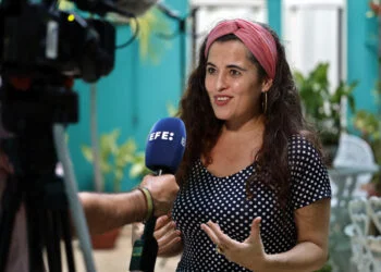 Silvia Pérez Cruz habla durante una entrevista con EFE este sábado, en La Habana. Foto: Ernesto Mastrascusa/EFE.