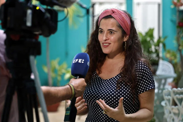 Silvia Pérez Cruz habla durante una entrevista con EFE este sábado, en La Habana. Foto: Ernesto Mastrascusa/EFE.