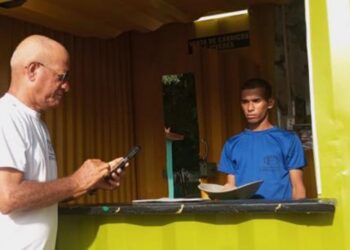 "Solinera" que funciona como Centro de Recarga y Servicios Comunitarios, en el municipio guantanamero de Imías. Foto: Periódico Granma.