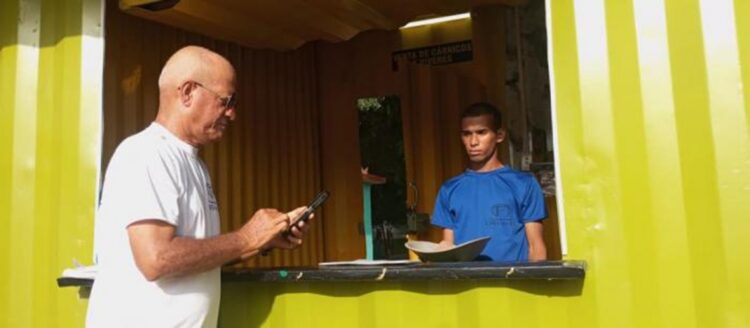 "Solinera" que funciona como Centro de Recarga y Servicios Comunitarios, en el municipio guantanamero de Imías. Foto: Periódico Granma.