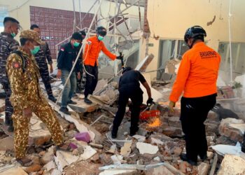 Fotografía facilitada por la Agencia Nacional de Búsqueda y Rescate de Indonesia (BASARNAS) que muestra a equipos de rescate buscando víctimas tras un terremoto de magnitud 7,7 en Maumere, provincia de Nusa Tenggara Oriental (Indonesia), el 15 de agosto de 2026. Foto: BASARNAS / EFE / EPA.