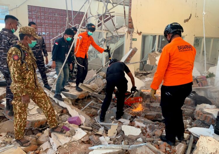 Fotografía facilitada por la Agencia Nacional de Búsqueda y Rescate de Indonesia (BASARNAS) que muestra a equipos de rescate buscando víctimas tras un terremoto de magnitud 7,7 en Maumere, provincia de Nusa Tenggara Oriental (Indonesia), el 15 de agosto de 2026. Foto: BASARNAS / EFE / EPA.