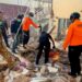Fotografía facilitada por la Agencia Nacional de Búsqueda y Rescate de Indonesia (BASARNAS) que muestra a equipos de rescate buscando víctimas tras un terremoto de magnitud 7,7 en Maumere, provincia de Nusa Tenggara Oriental (Indonesia), el 15 de agosto de 2026. Foto: BASARNAS / EFE / EPA.