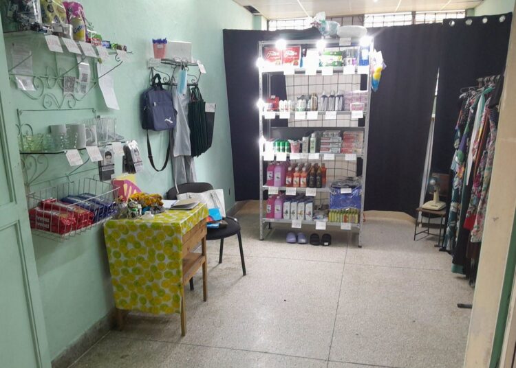 “Garaje Lesli”, tienda habilitada en el Policlínico de Especialidades del Hospital Provincial “Saturnino Lora”, en Santiago de Cuba. Foto: Tomada del perfil en Facebook del Hospital Provincial Clínico Quirúrgico Docente “Saturnino Lora Torres”.