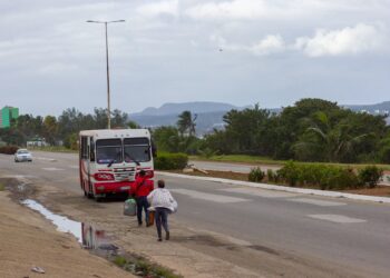Dada la crisis cubana, determinada por la carencia de combustible, el aceite dieléctrico termina mezclado con diésel en los depósitos de combustible de los vehículos. Foto: Izet Morales, Girón.