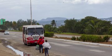 Dada la crisis cubana, determinada por la carencia de combustible, el aceite dieléctrico termina mezclado con diésel en los depósitos de combustible de los vehículos. Foto: Izet Morales, Girón.