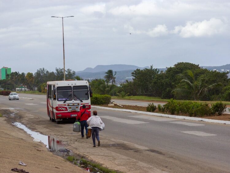 Dada la crisis cubana, determinada por la carencia de combustible, el aceite dieléctrico termina mezclado con diésel en los depósitos de combustible de los vehículos. Foto: Izet Morales, Girón.