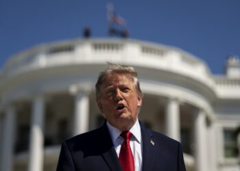 El presidente, de EE.UU, Donald Trump, habla con la Casa Blanca de fondo. Foto: Al Drago / EFE / EPA / POOL / Archivo.