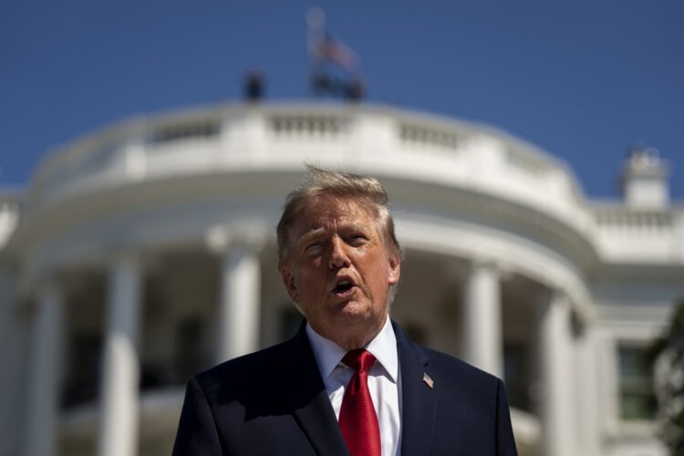 El presidente, de EE.UU, Donald Trump, habla con la Casa Blanca de fondo. Foto: Al Drago / EFE / EPA / POOL / Archivo.