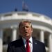 El presidente, de EE.UU, Donald Trump, habla con la Casa Blanca de fondo. Foto: Al Drago / EFE / EPA / POOL / Archivo.