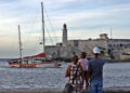 Personas observan la entrada en La Habana del velero Astral de Open Arms cargado con siete toneladas de ayuda humanitaria para Cuba, el 30 de agosto de 2026. Foto: Ernesto Mastrascusa / EFE.