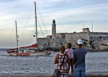 Personas observan la entrada en La Habana del velero Astral de Open Arms cargado con siete toneladas de ayuda humanitaria para Cuba, el 30 de agosto de 2026. Foto: Ernesto Mastrascusa / EFE.
